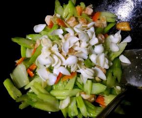 放入百合轻轻翻炒均匀