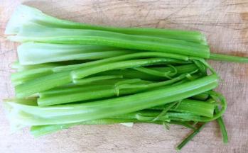 西芹摘好叶子去根洗净在开水中焯水断生后立即放入冷水中过凉沥干水份