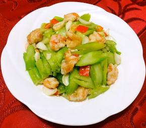 营养丰富的西芹百合炒虾仁装入盘中就大功告成了