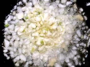 锅中倒入底油加热放入蒜粒爆香