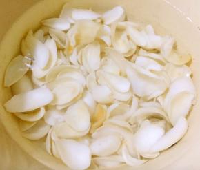 百合在清水中浸泡好洗净沥干水份