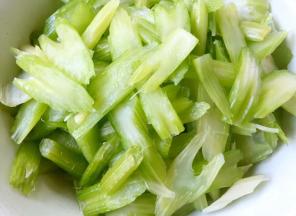 西芹一根一根斜刀片成薄片状