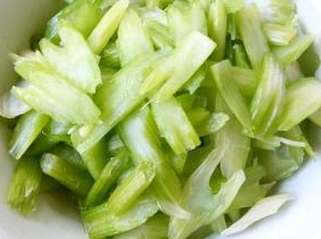 西芹一根一根斜刀片成薄片状