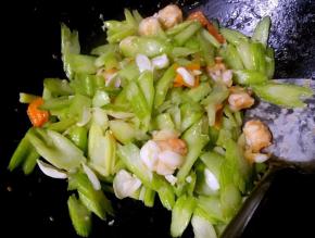 放入盐和味精调味均匀即可出锅享用