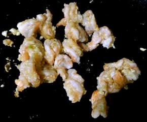 放入虾仁大火开始炒至断生变色