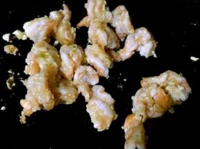 放入虾仁大火开始炒至断生变色