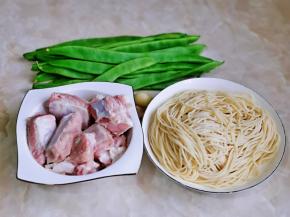 准备食材，冷水泡30分钟。