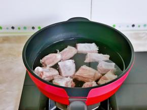 焯水：冷水下锅，大火烧开煮2-3分钟，捞出用冷水反复冲洗，淋干水分备用。