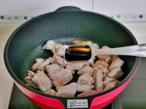 加入红烧酱油。