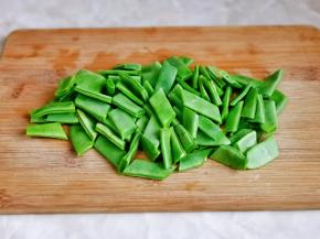 排骨将要炖好时把豆角洗干净，切小段。