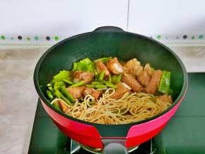 加入面条，焖熟至入味即可。