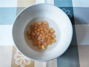 瑶柱洗干净，用一点温水和一汤匙料酒浸泡，至少半小时。没有瑶柱可以不放，放了更鲜一点。