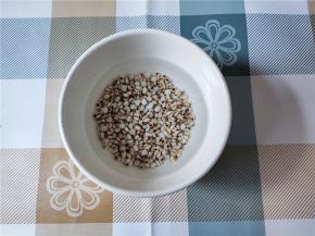 薏米也是洗干净，用水浸泡半小时。