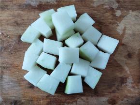 冬瓜去皮，切两块麻将那么厚的块。我在广东喝的冬瓜汤是那种黑皮冬瓜不去皮的，但这边没有，今天买的青皮冬瓜皮太硬了，所以削皮了。