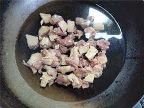 鸭块冷水下锅，焯水。