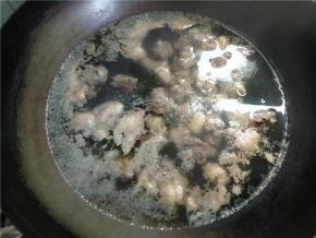 鸭子煮到白沫没有明显增加就捞起，热水冲洗干净。