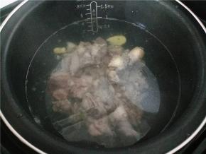 将鸭子放入电饭锅中。