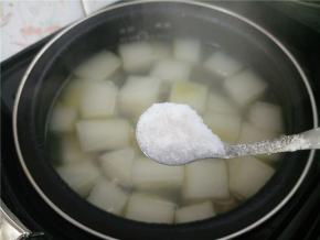 在煮汤结束前半小时加一小勺盐，拌匀，继续煮至结束。