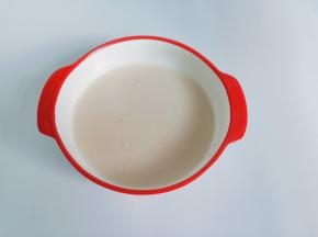 先将酵母粉融化在30度左右温水中搅融化，静置3~5分钟，可以充分激活酵母的活性再和面，这样效果会更好。