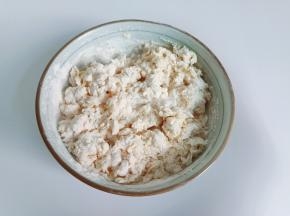 倒入酵母水搅拌成絮状【每种面粉的吸水量不一样，所以这个水量要酌情增减。】