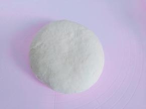 放在揉面垫上揉成面团，放入容器里面，盖上保鲜膜发酵至两倍大【家里有烤箱的也可以利用烤箱来发酵。】