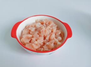 鸡胸肉切成小丁。