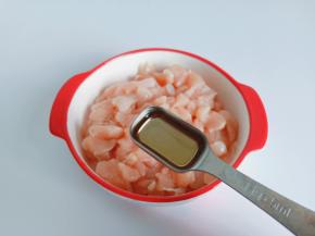 还放一勺料酒。