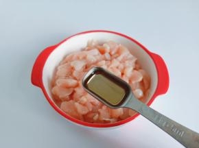 还放一勺料酒。