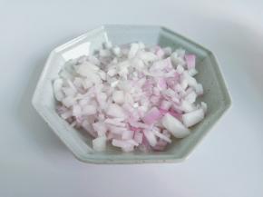 洋葱切成小丁【切洋葱的时候可以在嘴巴里含一口水，切洋葱就不辣眼睛】