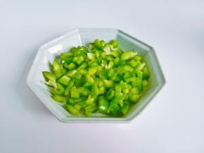 灯椒切成小丁。