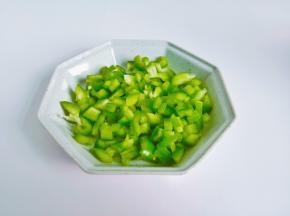 灯椒切成小丁。