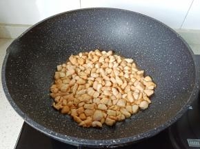 热锅热油下鸡胸肉翻炒熟。