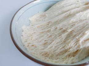 拉开面团呈现蜂窝状说明发酵好了。