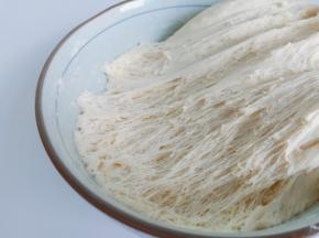 拉开面团呈现蜂窝状说明发酵好了。