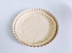 再把面团放入披萨模具里面，四周用手轻轻推一下。