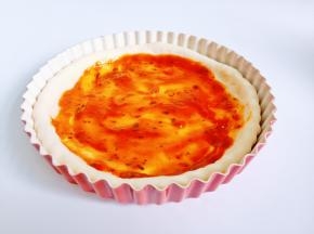 把饼底用叉子插一下，防止烤的时候鼓起来，刷一层披萨酱。