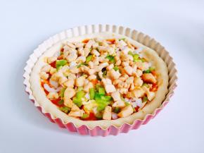 再撒上洋葱丁，青椒丁，鸡胸肉。