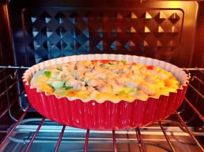 披萨在慢慢鼓起来，我这个分成两份，喜欢吃披萨底厚一点的。