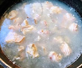 锅中烧开水放入羊肉块焯水断生去除多余油脂和杂质同时倒入料酒去腥