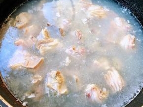 锅中烧开水放入羊肉块焯水断生去除多余油脂和杂质同时倒入料酒去腥