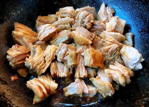 放入羊肉同时放入调味料糖、一品鲜酱油、蚝油炒至诱人变色入味