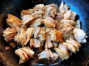 放入羊肉同时放入调味料糖、一品鲜酱油、蚝油炒至诱人变色入味