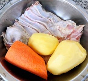 准备原材料羊肉、土豆和胡萝卜去皮洗净