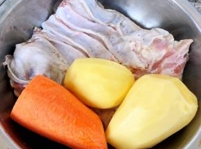 准备原材料羊肉、土豆和胡萝卜去皮洗净