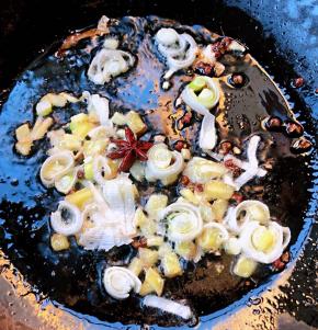 锅中倒入底油加热放入花椒和八角炸香再放入葱姜蒜爆香