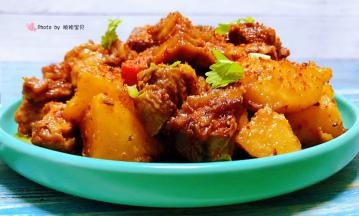 红烧羊肉炖土豆胡萝卜装入盘中就大功告成了