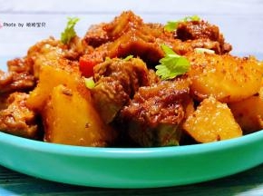 红烧羊肉炖土豆胡萝卜装入盘中就大功告成了