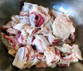 羊肉切成大小均匀的块状我个人比较喜欢切大一点块吃起来口感更佳