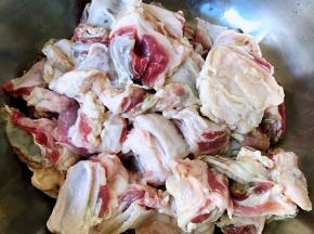 羊肉切成大小均匀的块状我个人比较喜欢切大一点块吃起来口感更佳