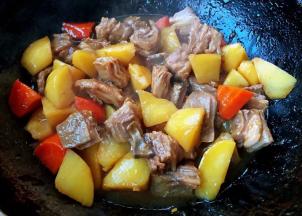 羊肉和土豆胡萝卜炖至汤汁快收干时放入盐和味精调味